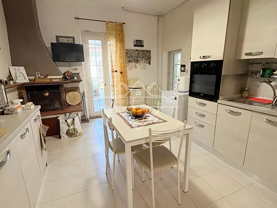 Immagine 2 di Porzione di casa in vendita  a Carrara