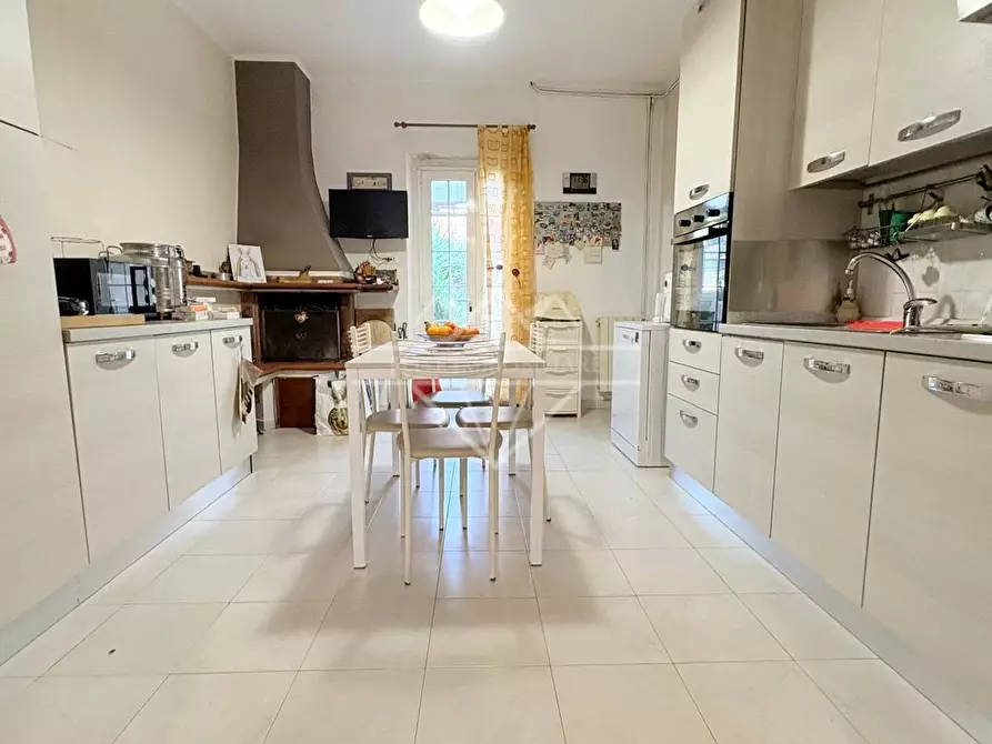 Immagine 3 di Porzione di casa in vendita  a Carrara