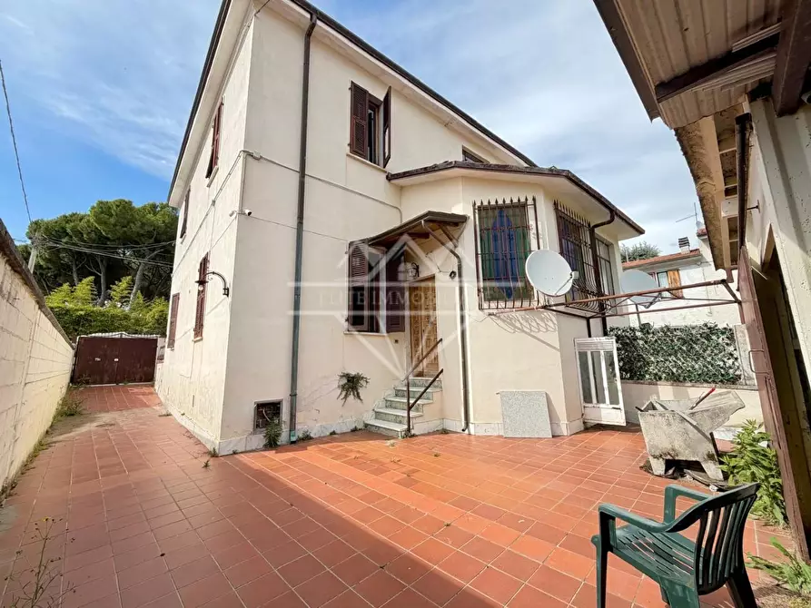 Immagine 1 di Porzione di casa in vendita  a Carrara