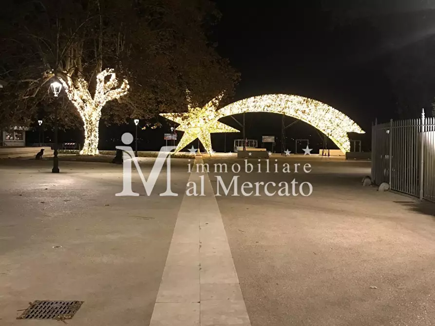 Immagine 6 di Locale commerciale in vendita  a Viareggio