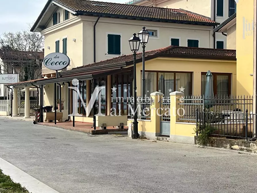 Immagine 7 di Locale commerciale in vendita  a Viareggio