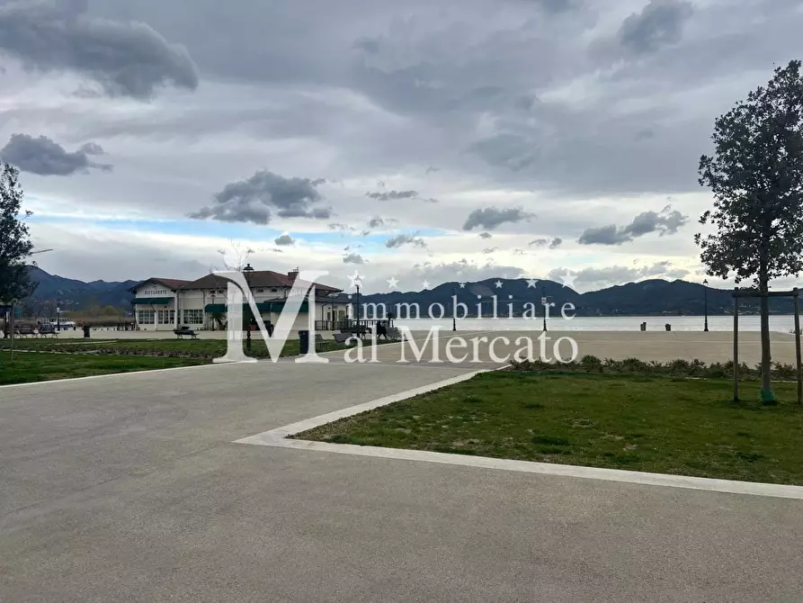 Immagine 5 di Locale commerciale in vendita  a Viareggio