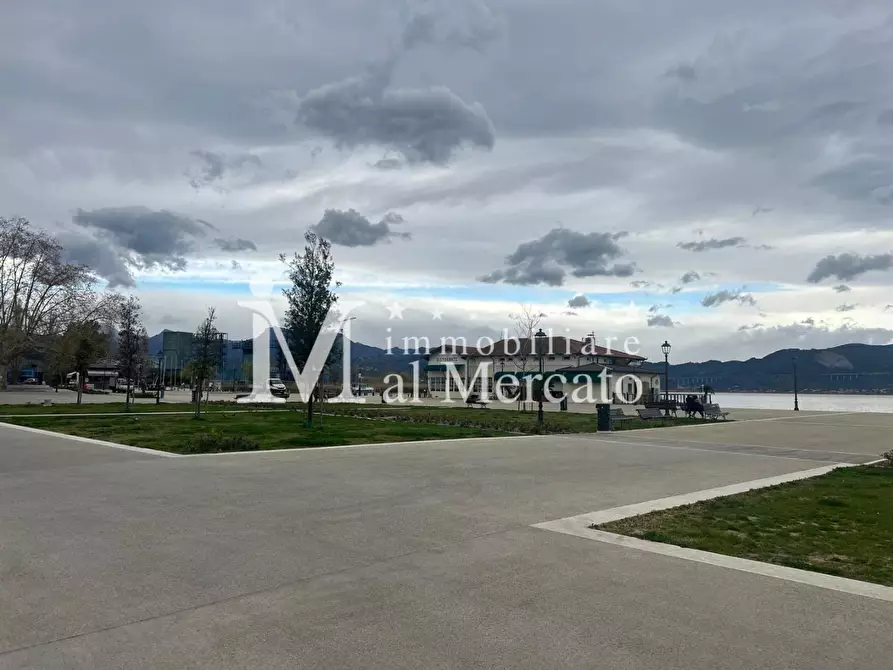 Immagine 3 di Locale commerciale in vendita  a Viareggio