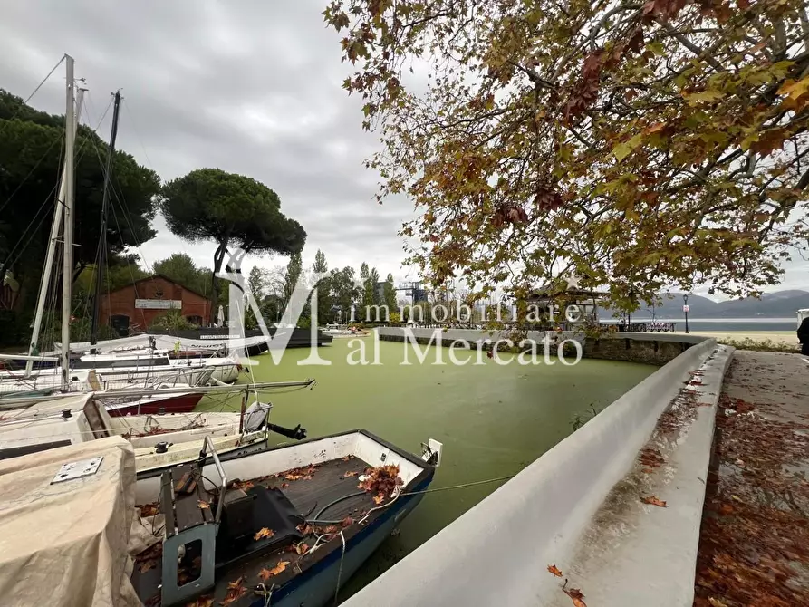 Immagine 9 di Locale commerciale in vendita  a Viareggio