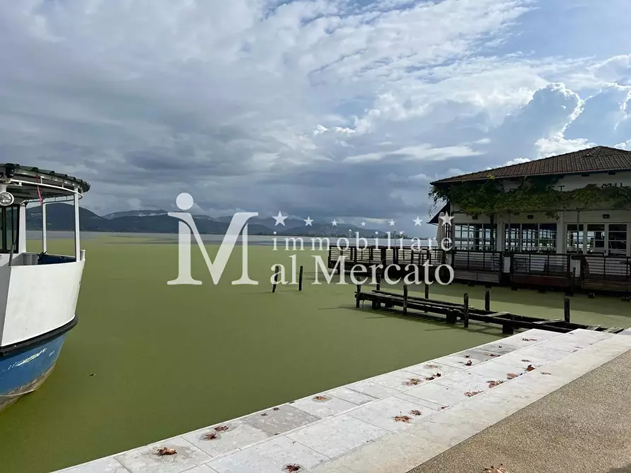 Immagine 10 di Locale commerciale in vendita  a Viareggio