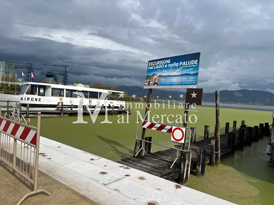 Immagine 8 di Locale commerciale in vendita  a Viareggio