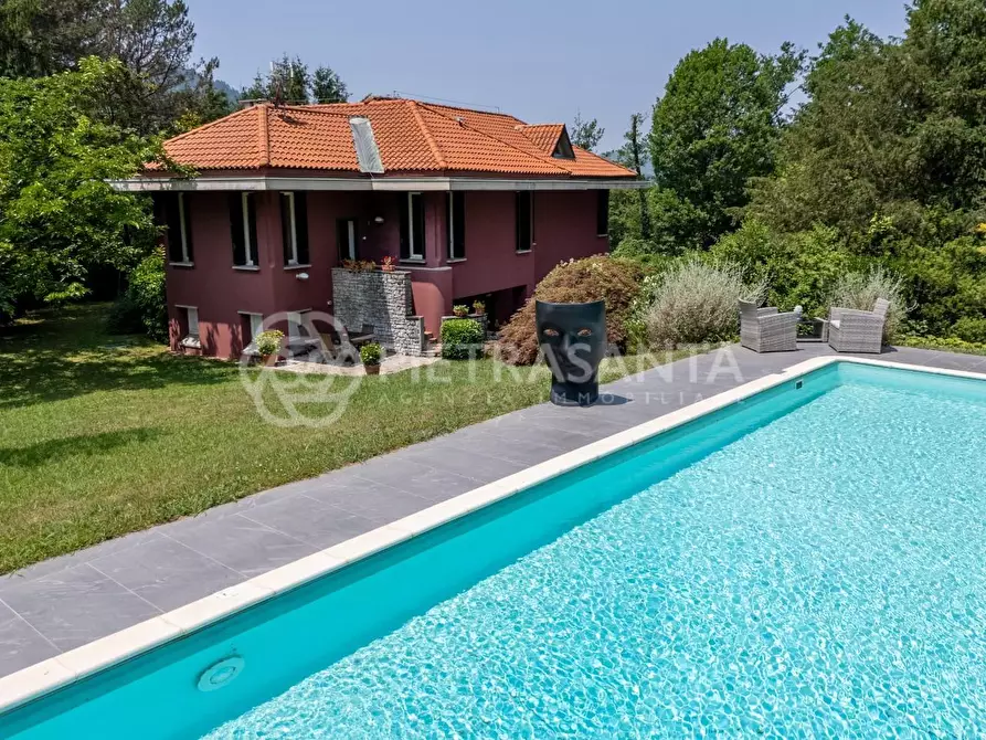 Immagine 1 di Villa in vendita  a Camaiore