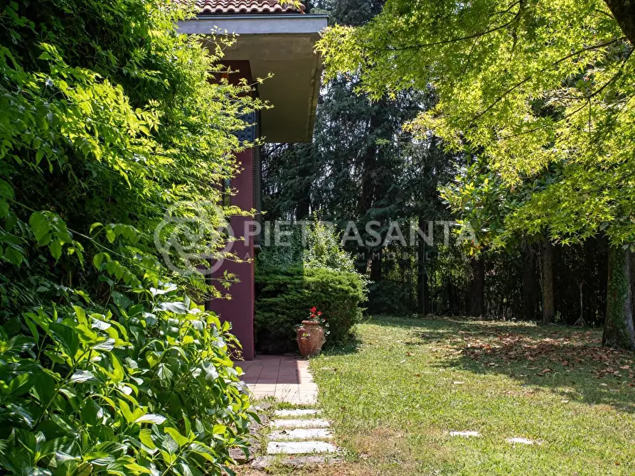 Immagine 6 di Villa in vendita  a Camaiore