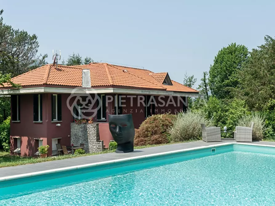 Immagine 2 di Villa in vendita  a Camaiore