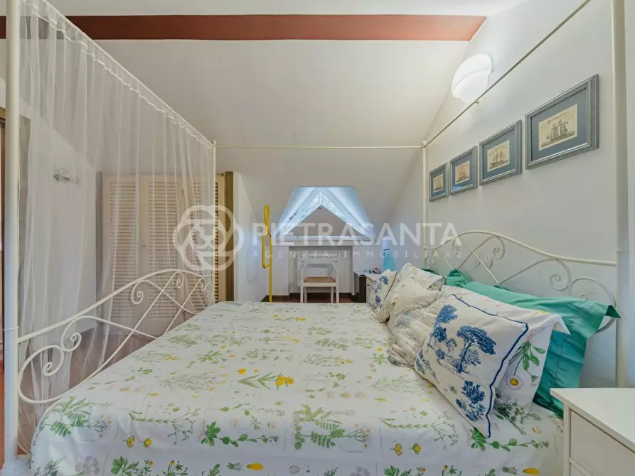 Immagine 37 di Villa in vendita  a Camaiore