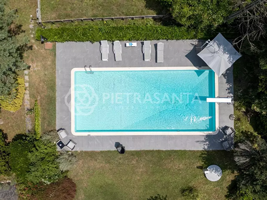 Immagine 3 di Villa in vendita  a Camaiore