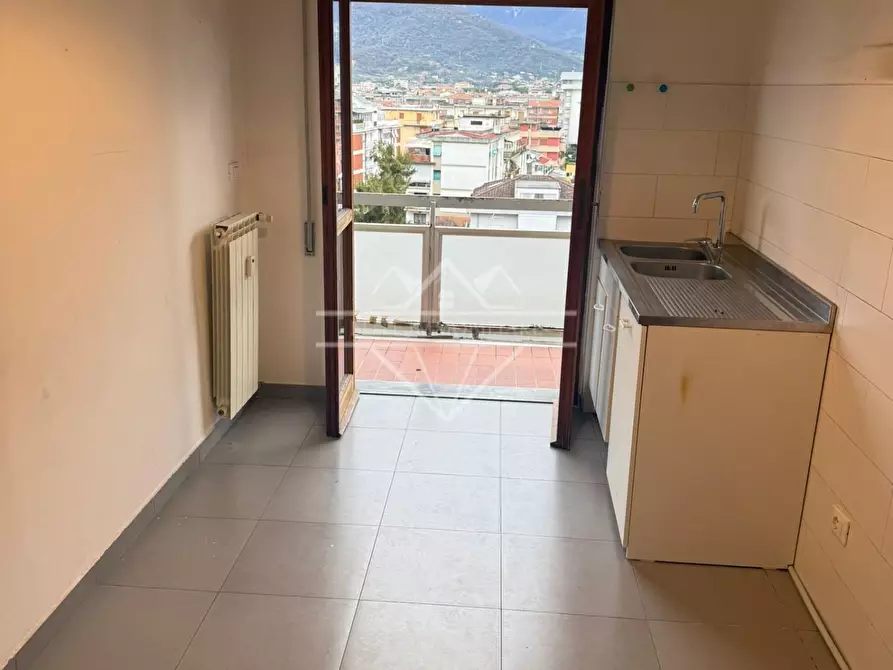 Immagine 2 di Appartamento in vendita  a Carrara