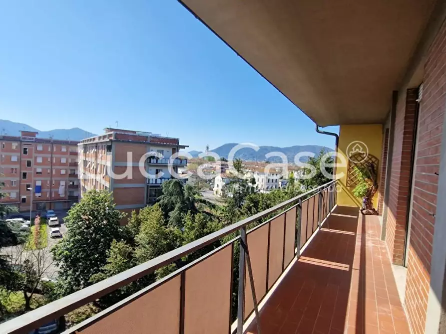 Immagine 9 di Appartamento in vendita  a Lucca