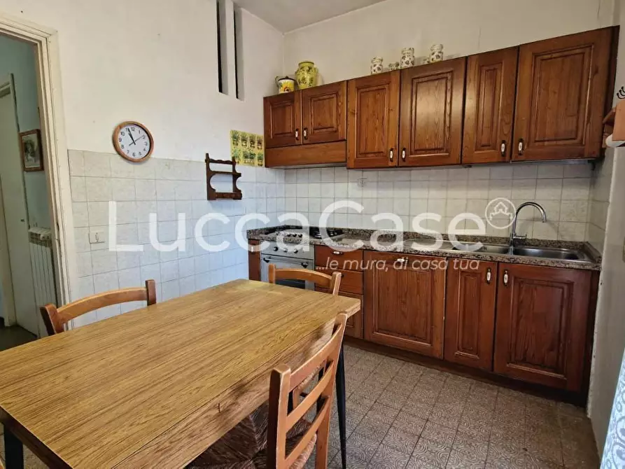Immagine 13 di Appartamento in vendita  a Lucca