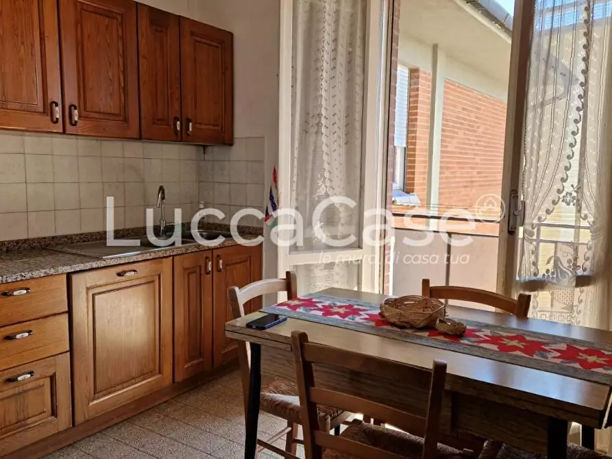 Immagine 10 di Appartamento in vendita  a Lucca