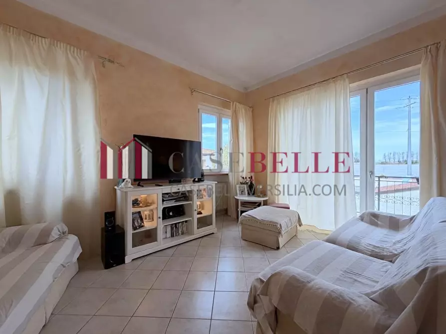 Immagine 2 di Villa in vendita  a Massarosa