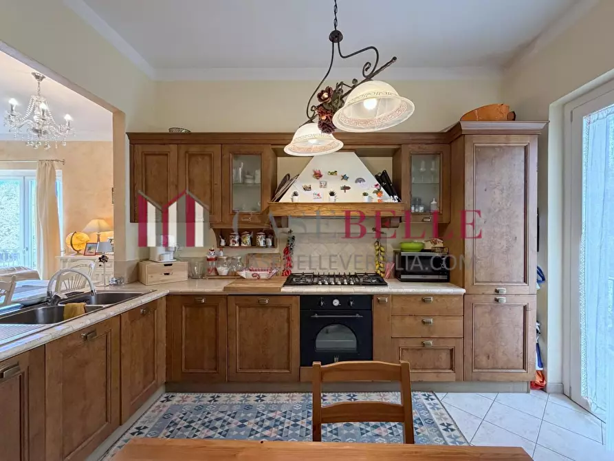 Immagine 12 di Villa in vendita  a Massarosa