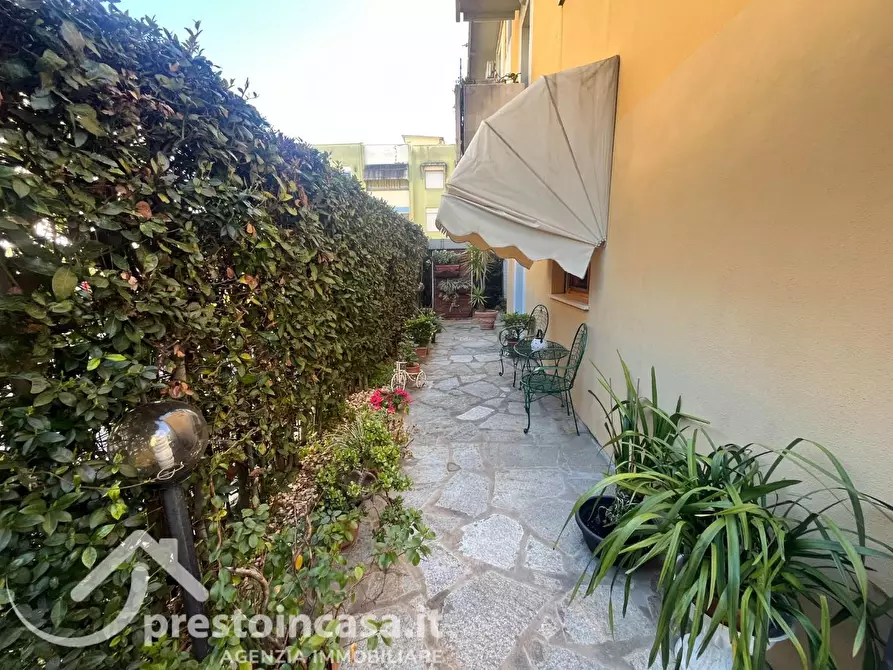 Immagine 11 di Appartamento in vendita  a Viareggio