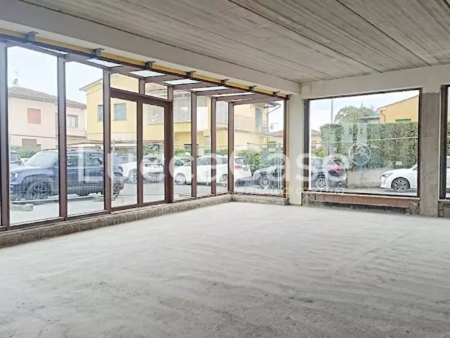 Immagine 2 di Locale commerciale in affitto  a Lucca