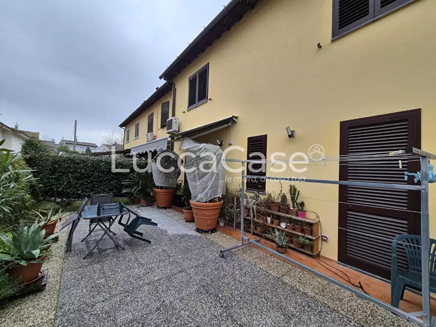 Immagine 28 di Villetta a schiera in vendita  a Capannori