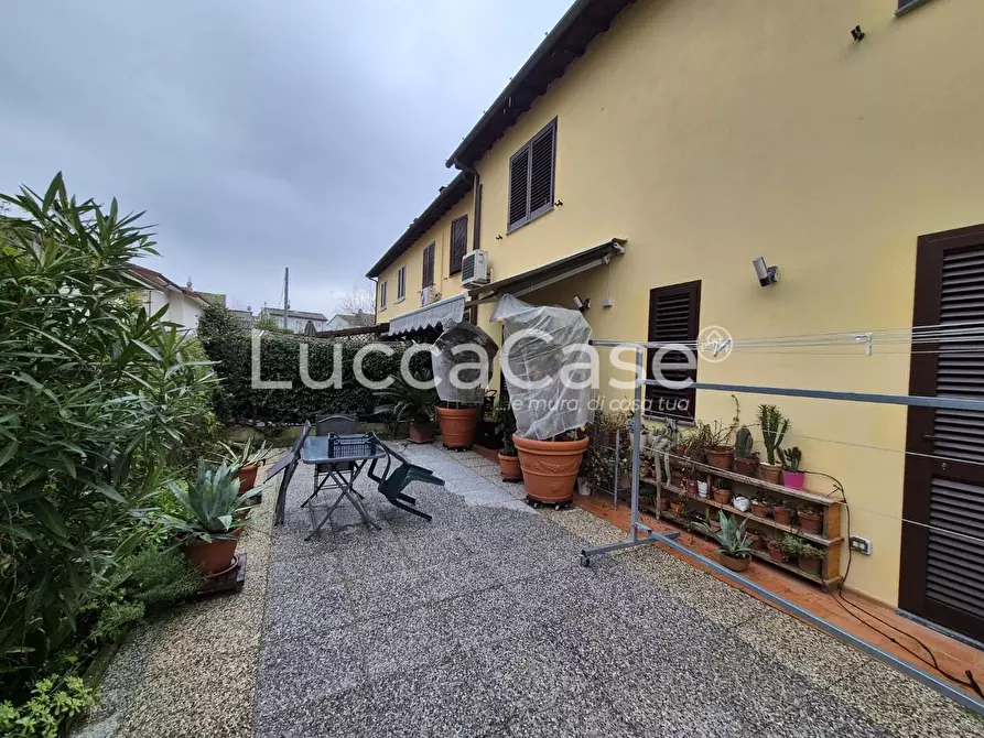 Immagine 31 di Villetta a schiera in vendita  a Capannori