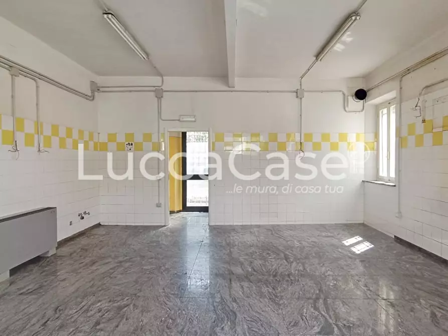 Immagine 4 di Locale commerciale in affitto  a Lucca