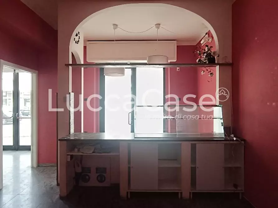 Immagine 3 di Locale commerciale in affitto  a Lucca