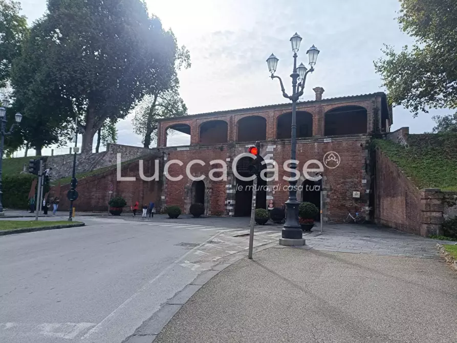 Immagine 13 di Locale commerciale in affitto  a Lucca