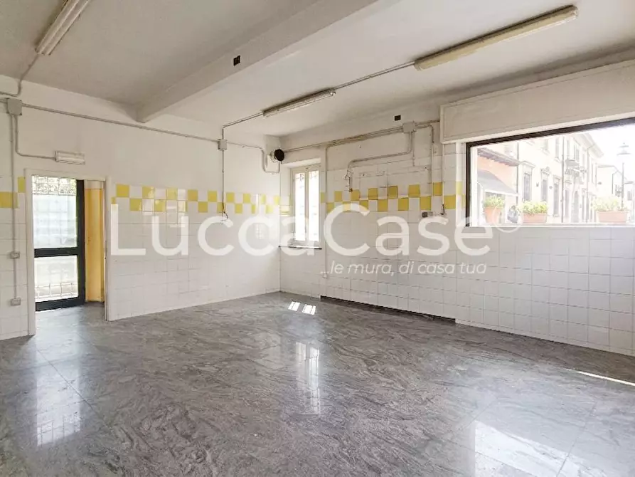 Immagine 1 di Locale commerciale in affitto  a Lucca