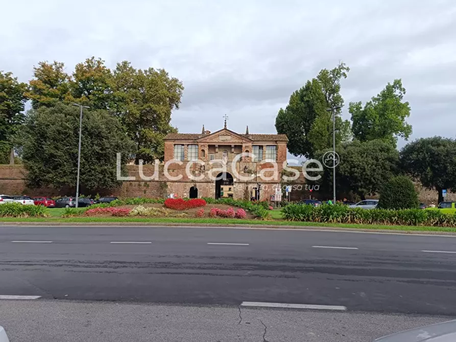 Immagine 12 di Locale commerciale in affitto  a Lucca