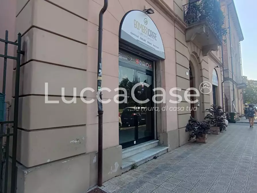 Immagine 9 di Locale commerciale in affitto  a Lucca
