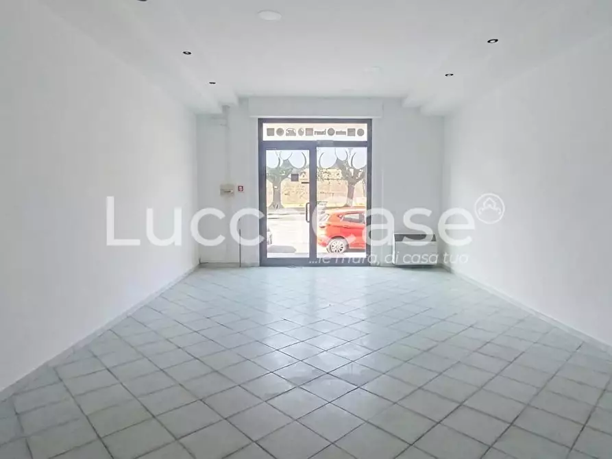 Immagine 1 di Locale commerciale in affitto  a Lucca