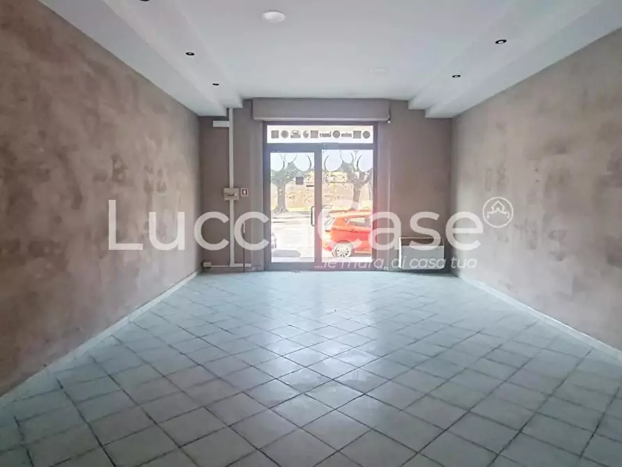 Immagine 2 di Locale commerciale in affitto  a Lucca