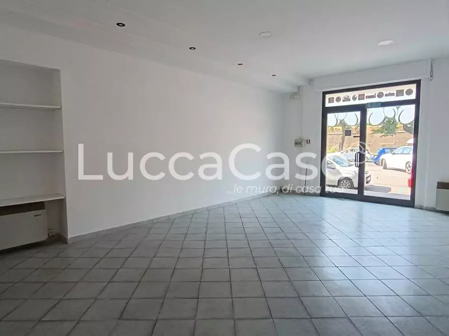 Immagine 7 di Locale commerciale in affitto  a Lucca