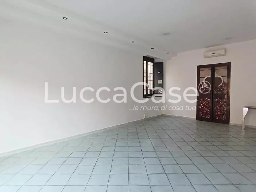 Immagine 3 di Locale commerciale in affitto  a Lucca