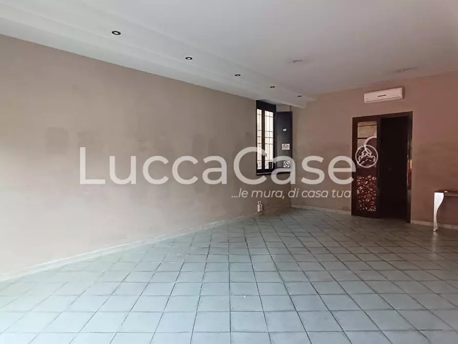 Immagine 4 di Locale commerciale in affitto  a Lucca