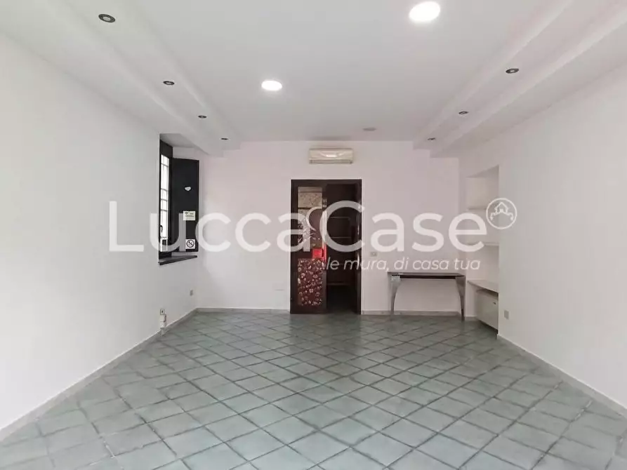 Immagine 5 di Locale commerciale in affitto  a Lucca