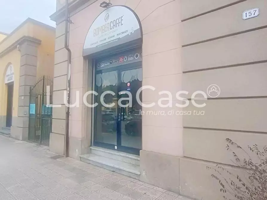 Immagine 1 di Locale commerciale in affitto  a Lucca