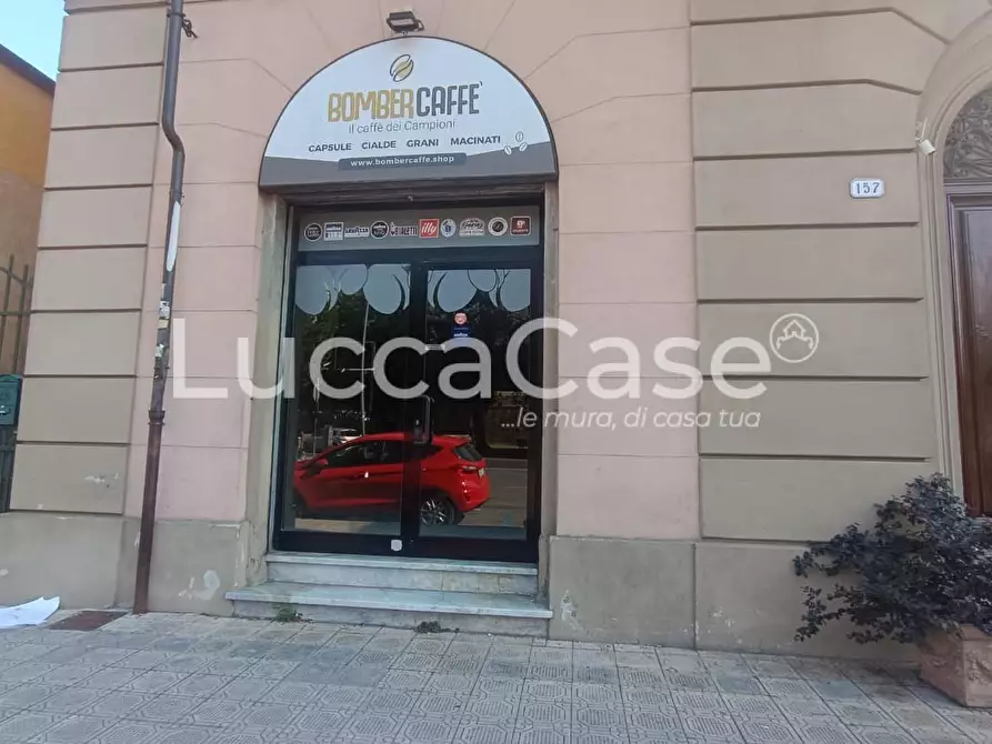 Immagine 11 di Locale commerciale in affitto  a Lucca