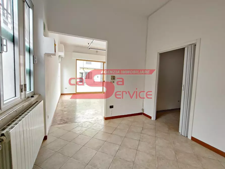 Immagine 8 di Locale commerciale in affitto  a Pieve A Nievole