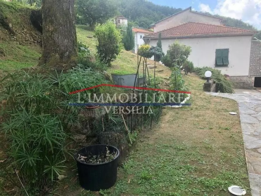 Immagine 2 di Villa in vendita  a Massa