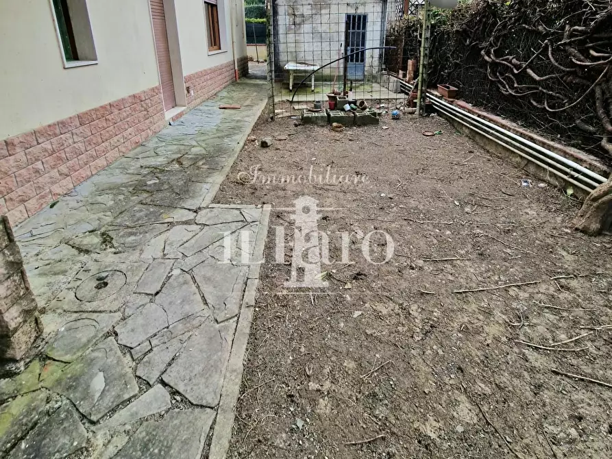 Immagine 6 di Villa in vendita  a Campi Bisenzio