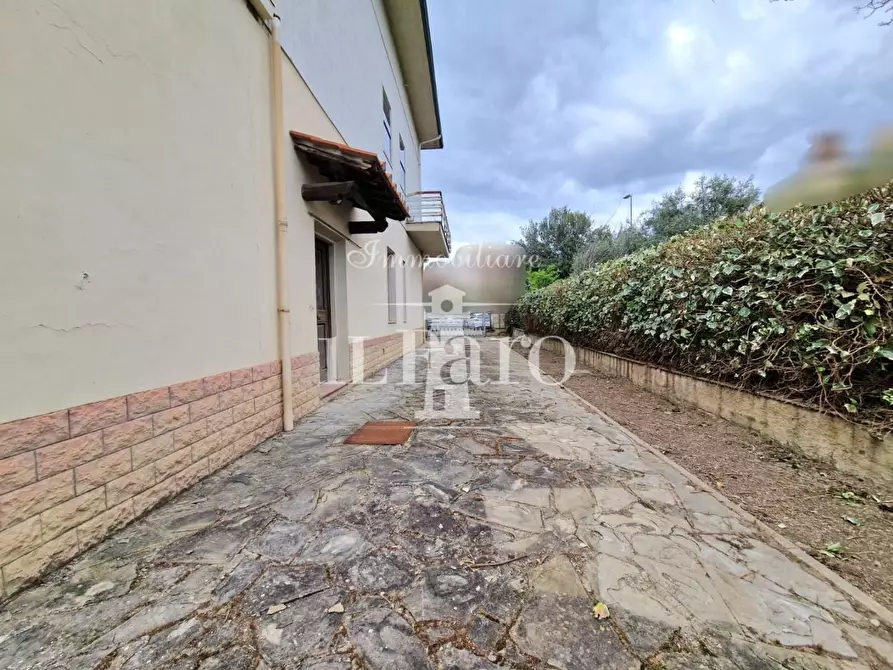 Immagine 2 di Villa in vendita  a Campi Bisenzio