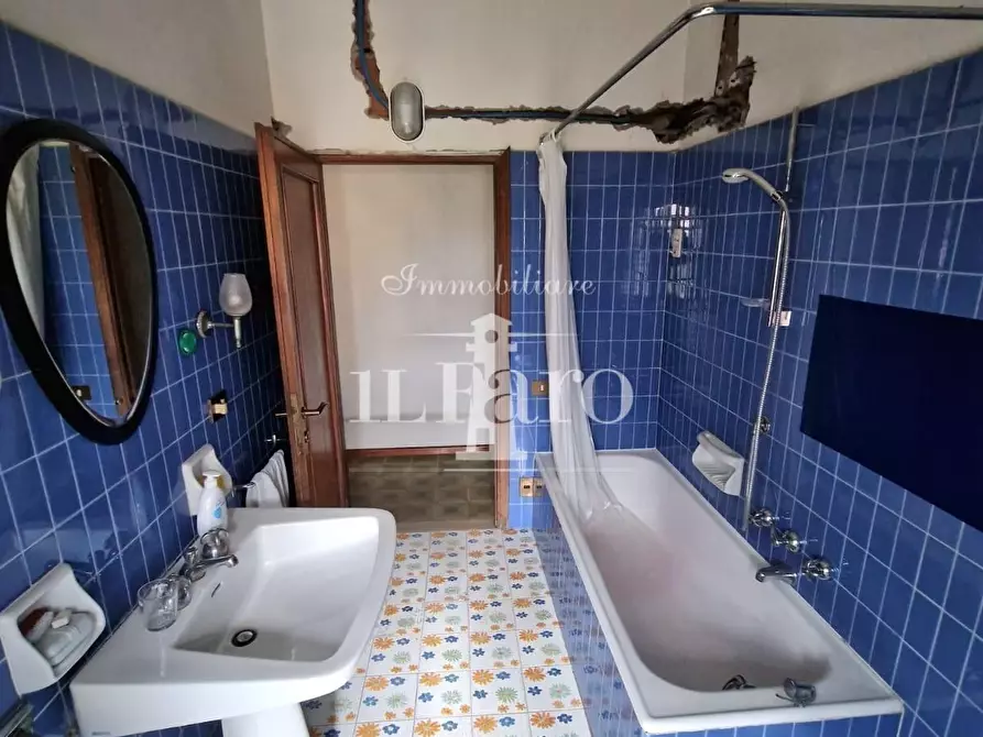 Immagine 47 di Villa in vendita  a Campi Bisenzio
