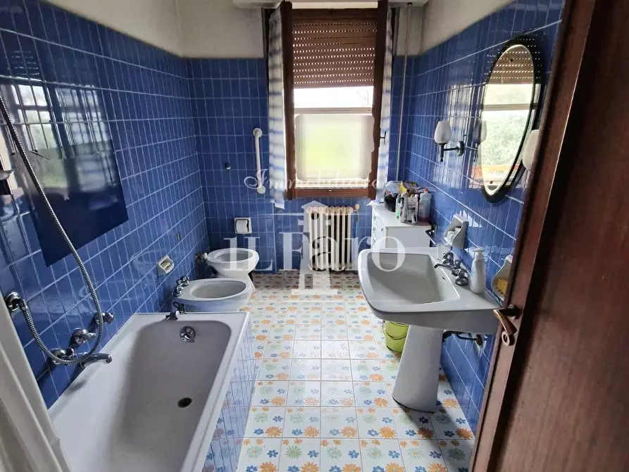 Immagine 48 di Villa in vendita  a Campi Bisenzio