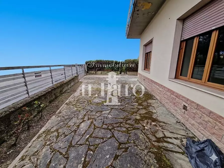 Immagine 1 di Villa in vendita  a Campi Bisenzio