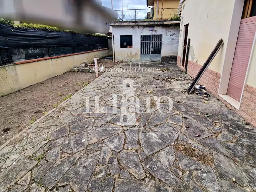 Immagine 3 di Villa in vendita  a Campi Bisenzio