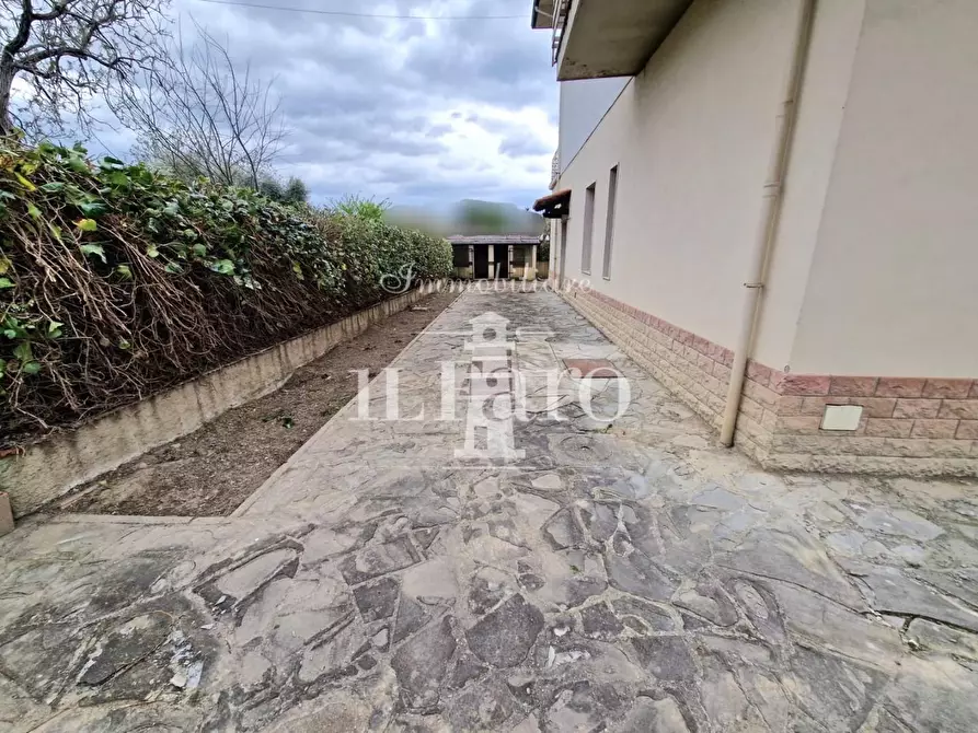 Immagine 7 di Villa in vendita  a Campi Bisenzio
