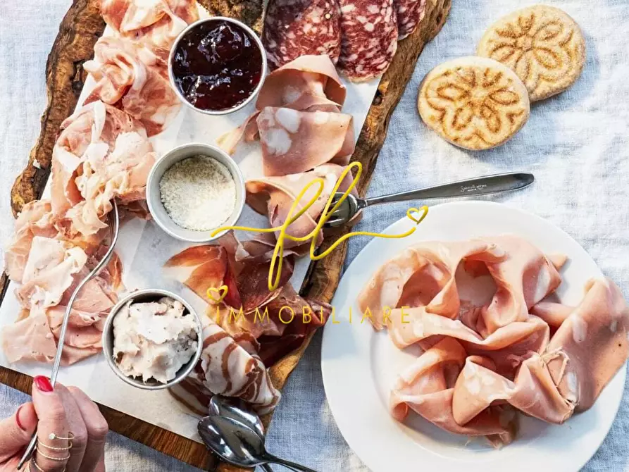 Immagine 2 di Attività commerciale in vendita  a Cecina