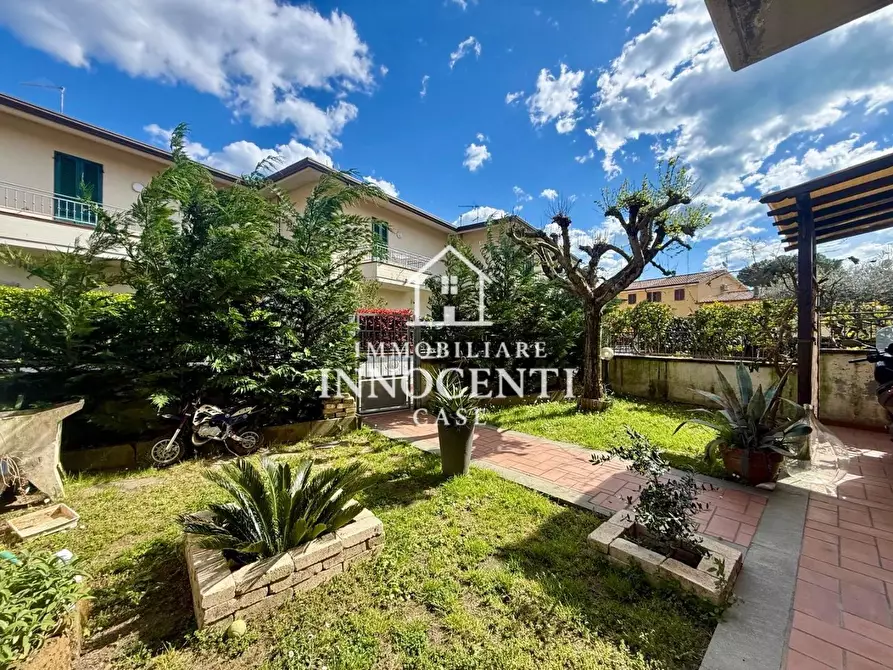 Immagine 1 di Villetta a schiera in vendita  a Massa